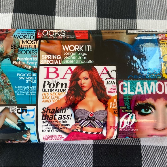 PATENT LEATHER MAGAZINE PRINT WALLET/WRISTLET - Picture 3 of 8